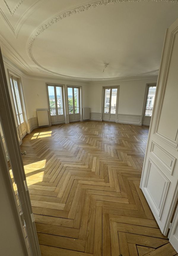 Appartement haussmannien – Dijon · parquet point de Hongrie, peinture, moulures