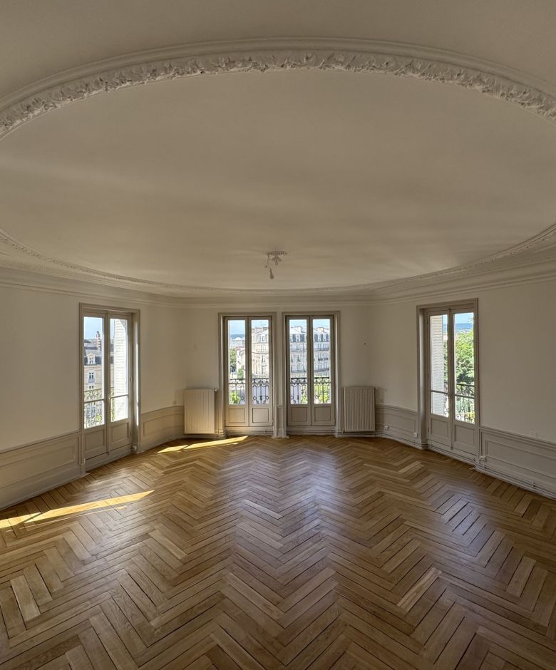 Salon d'un appartement haussmannien rénové à Dijon, parquet point de Hongrie