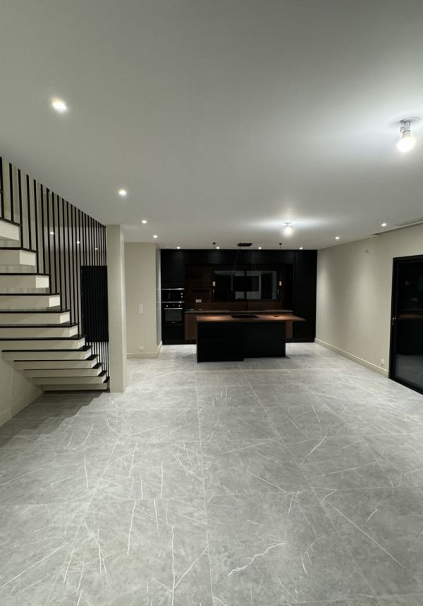 Maison contemporaine – Côte-d'Or · escalier béton, sols, finitions