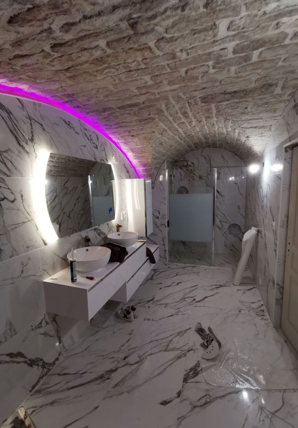 Salle de bain voûtée – Plomberie, carrelage effet marbre, éclairage