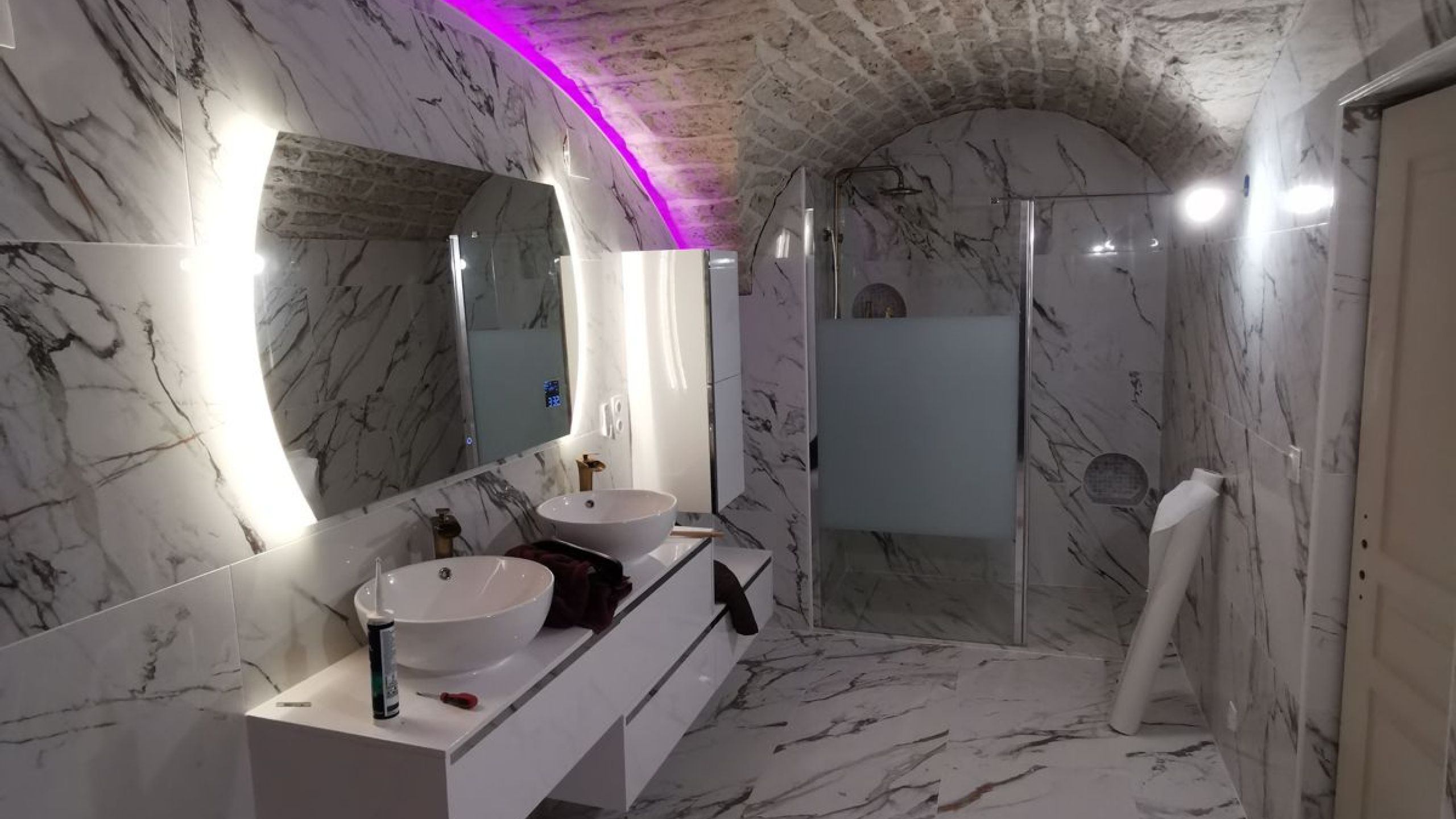 Salle de bain voûtée en marbre rénovée par FK Probat